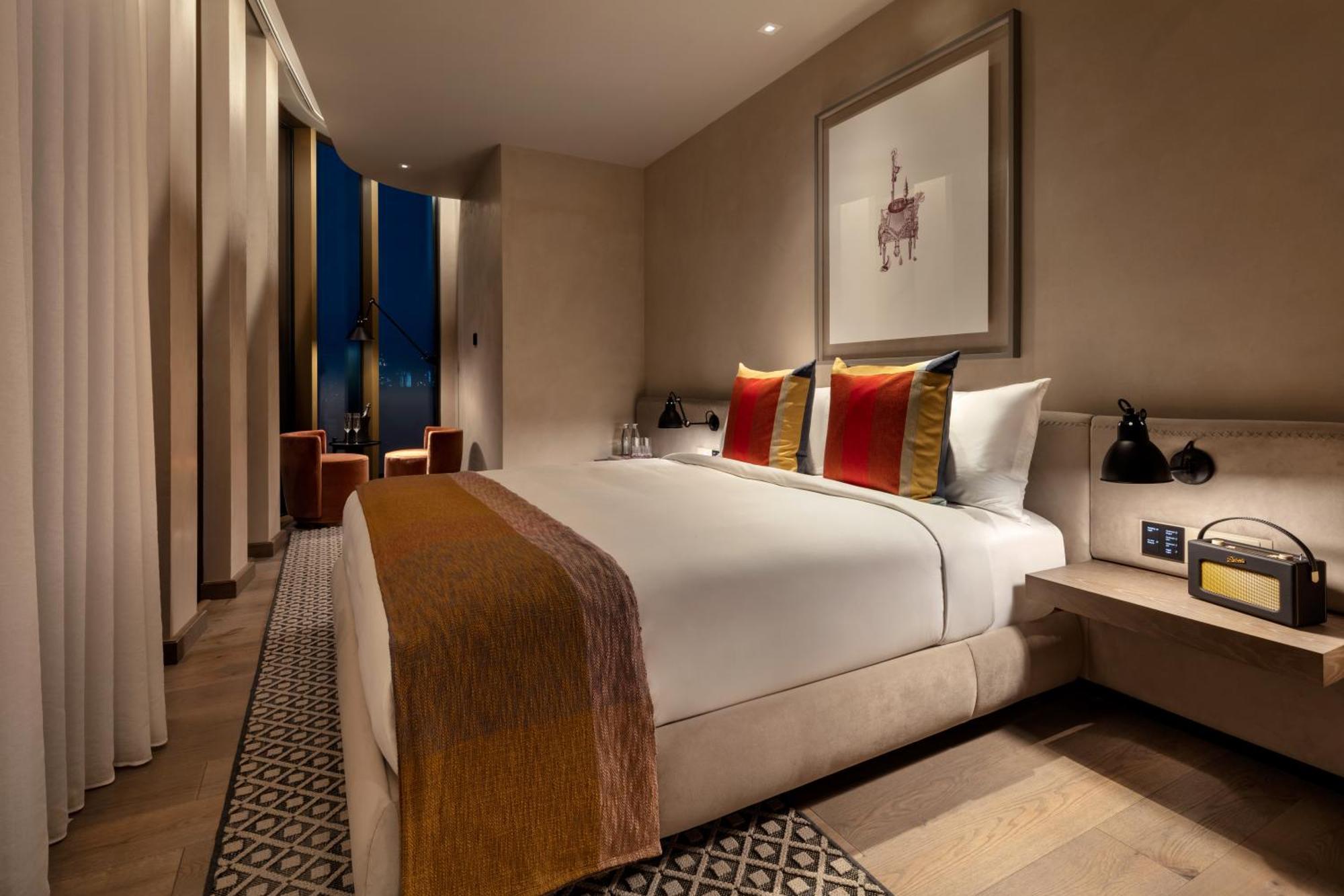 The Londoner Hotel Buitenkant foto A bedroom at The Standard London